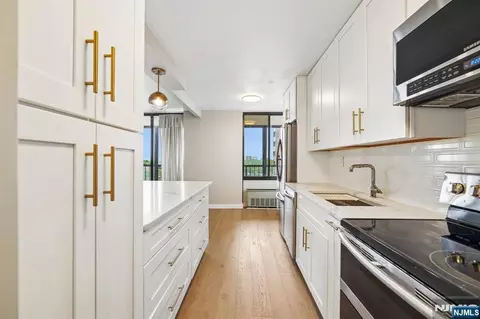 300 Winston Dr #923, Cliffside Park, NJ 07010