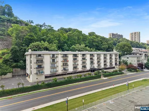1150 River Rd #4H, Edgewater, NJ 07020