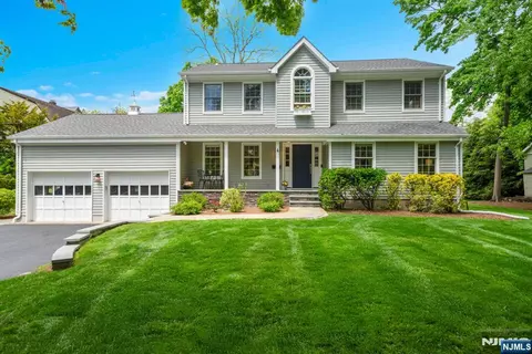10 Carolina Pl, Ridgewood, NJ 07450