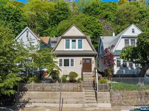 370 Undercliff Ave, Edgewater, NJ 07020