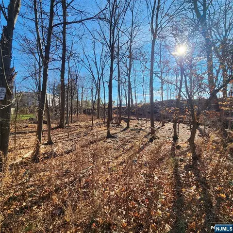16 Gardiner St, Mahwah, NJ 07430
