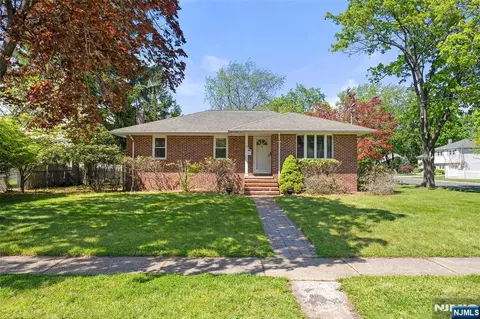 38 Carlson Ct, Closter, NJ 07624
