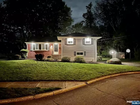 800 Glenside Ct, Oradell, NJ 07649