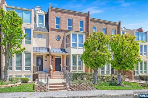 117 Kensington Dr #304, Fort Lee, NJ 07024