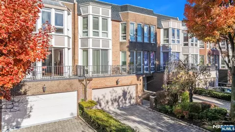 55 Victoria Pl, Fort Lee, NJ 07024