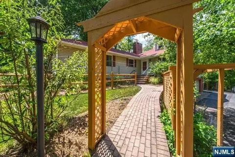 37 Grandview Pl, Caldwell, NJ 07006