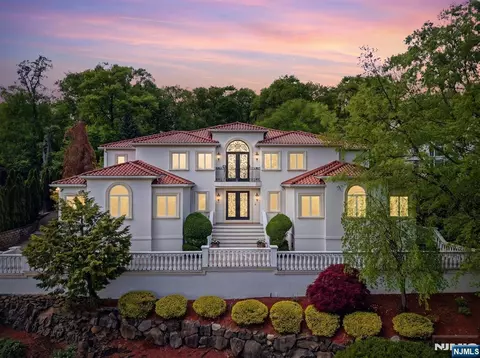 27 Mountainwood Ct, Totowa, NJ 07512