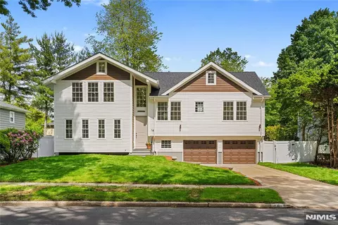 16 Coles Ct, River Edge, NJ 07661