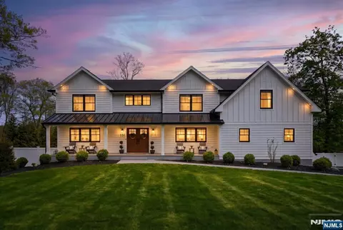 101 Tam O Shanter Dr, Mahwah, NJ 07430