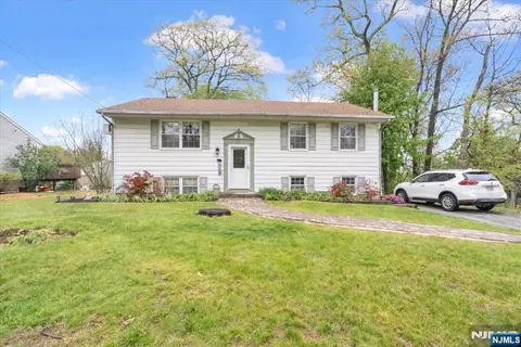 39 Post Brook Rd, West Milford, NJ 07480