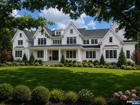 939 Briarwoods Rd, Franklin Lakes, NJ 07417