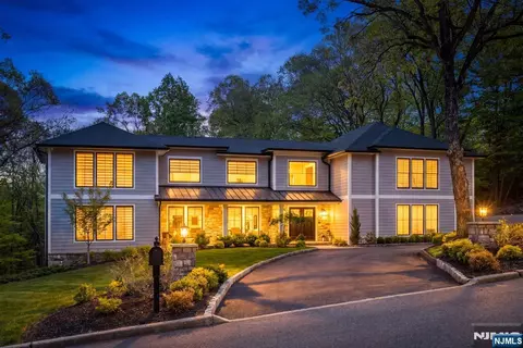 315 Freemans Ln, Franklin Lakes, NJ 07417