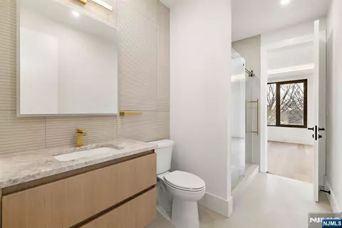 Bath - 210 Hillcrest Dr, Paramus, NJ 07652 photo 3 of 6