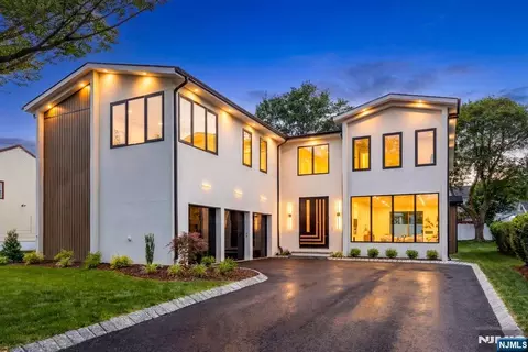 210 Hillcrest Dr, Paramus, NJ 07652