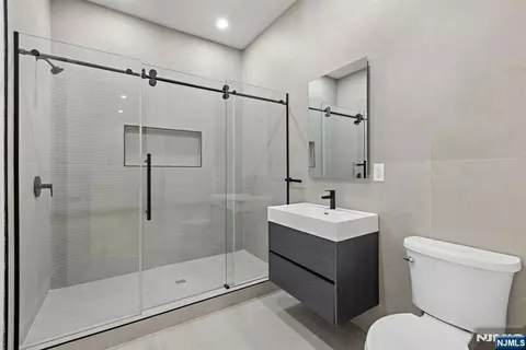 Bath - 210 Hillcrest Dr, Paramus, NJ 07652 photo 6 of 6