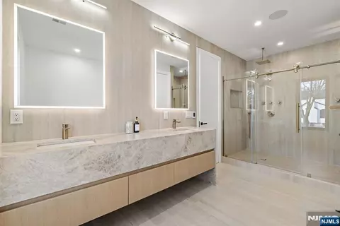 Bath - 210 Hillcrest Dr, Paramus, NJ 07652 photo 2 of 6