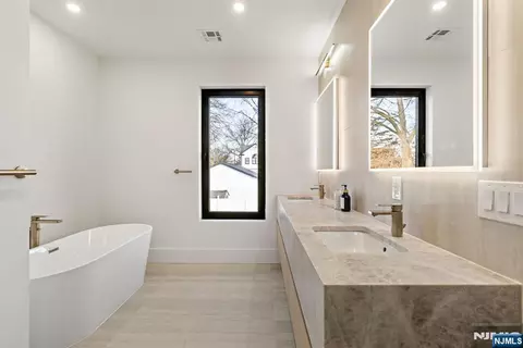 Bath - 210 Hillcrest Dr, Paramus, NJ 07652 photo 1 of 6