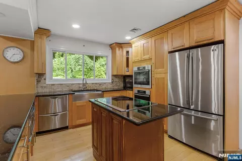 Kitchen - 596 Terhune Dr, Wayne, NJ 07470 photo 7 of 8