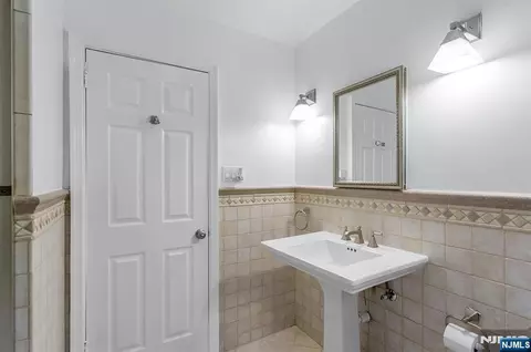 Bath - 596 Terhune Dr, Wayne, NJ 07470 photo 5 of 6