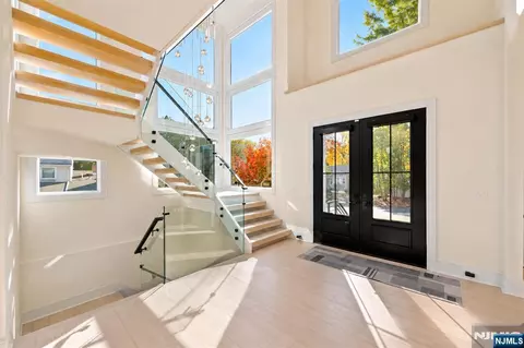 Entry Way - 3 Mountain View Ct, Demarest, NJ 07627 photo 2 of 12