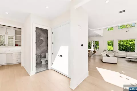 Entry Way - 3 Mountain View Ct, Demarest, NJ 07627 photo 6 of 12