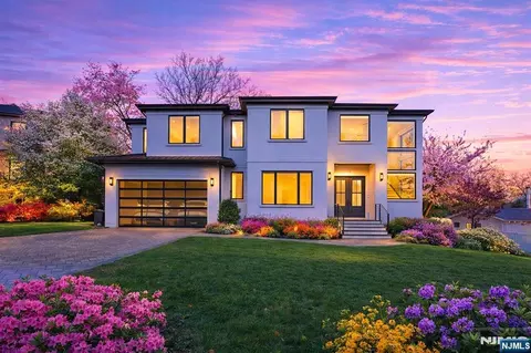3 Mountain View Ct, Demarest, NJ 07627