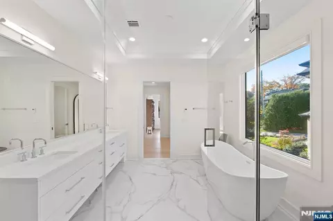 Bath - 3 Mountain View Ct, Demarest, NJ 07627 photo 4 of 7