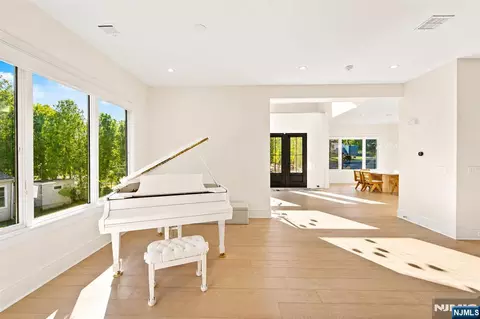 Entry Way - 3 Mountain View Ct, Demarest, NJ 07627 photo 4 of 12