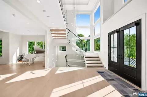 Entry Way - 3 Mountain View Ct, Demarest, NJ 07627 photo 10 of 12