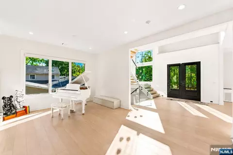 Entry Way - 3 Mountain View Ct, Demarest, NJ 07627 photo 9 of 12