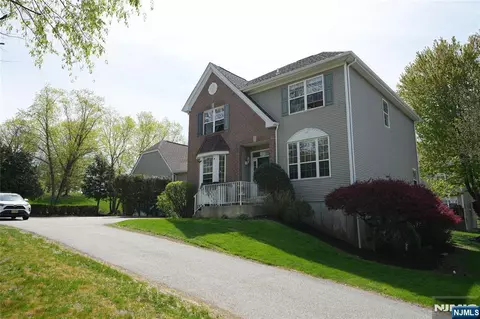 10 Queens Ln, Wayne, NJ 07470