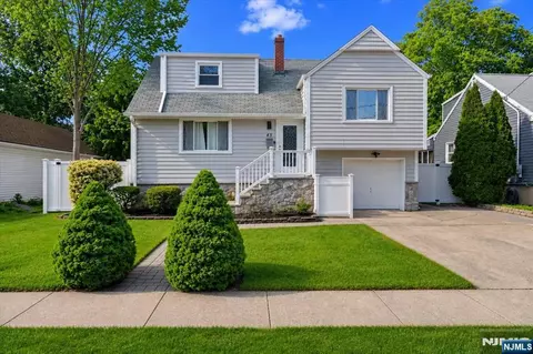 43 Berwyn Pl, Bergenfield, NJ 07621