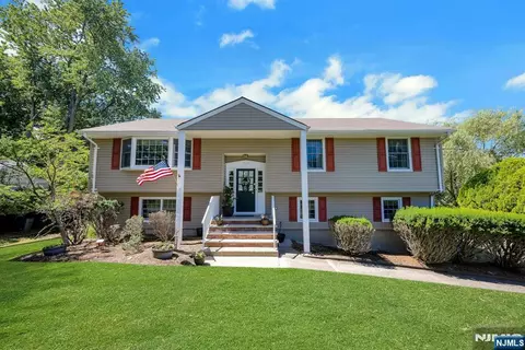 32 Tuscarora Dr, Oakland, NJ 07436