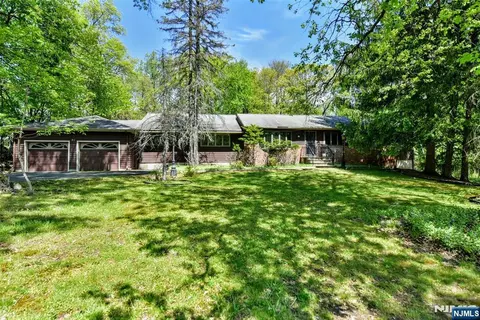 72 Brookside Dr, Saddle River, NJ 07458