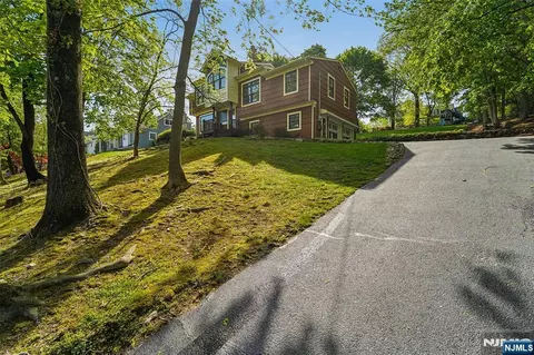 95 Knollton Rd, Allendale, NJ 07401