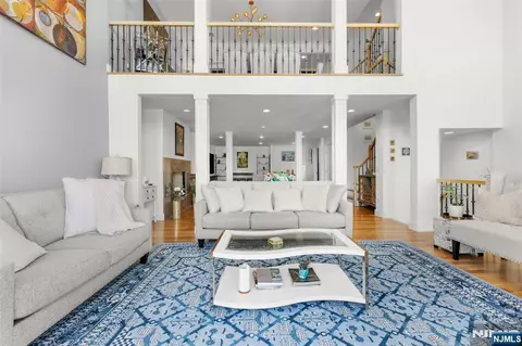7 Oakdene Ter #7, Edgewater, NJ 07020