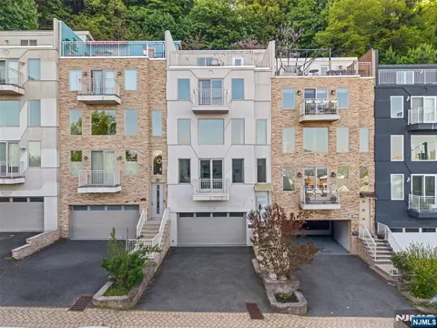 7 Oakdene Ter #7, Edgewater, NJ 07020