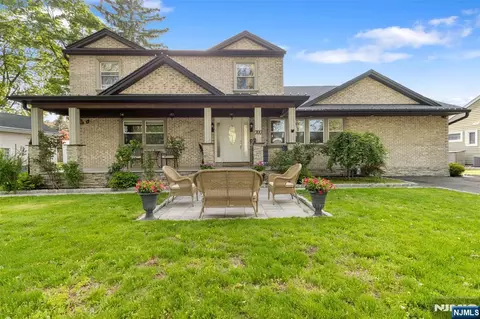 707 Chadwick Dr, Paramus, NJ 07652