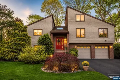 4 Lesa Ln, Hillsdale, NJ 07642