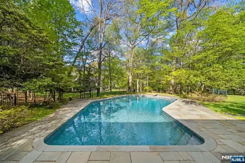 639 Pawnee Ln, Franklin Lakes, NJ 07417