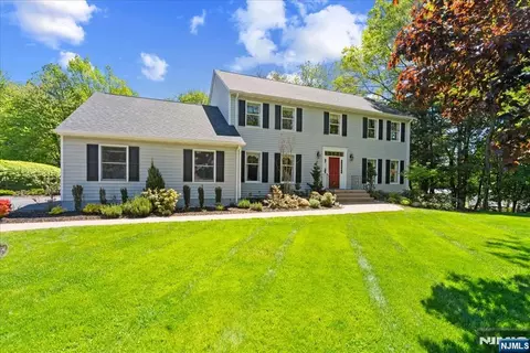 74 Van Blarcom Ln, Wyckoff, NJ 07481