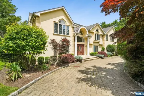 66 Adams Dr, Cresskill, NJ 07626