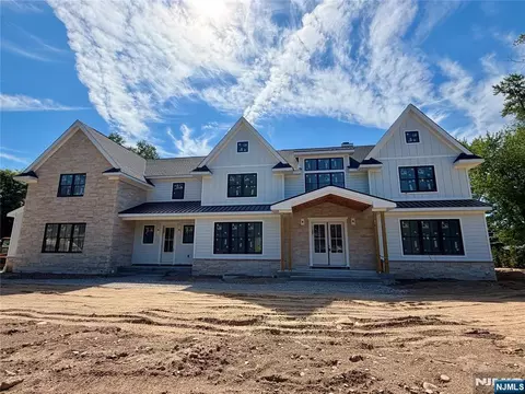 776 Commanche Ln, Franklin Lakes, NJ 07417