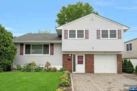 320 W Clinton Ave, Bergenfield, NJ 07621