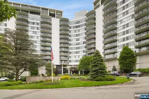 1 Claridge Dr #523, Verona, NJ 07044