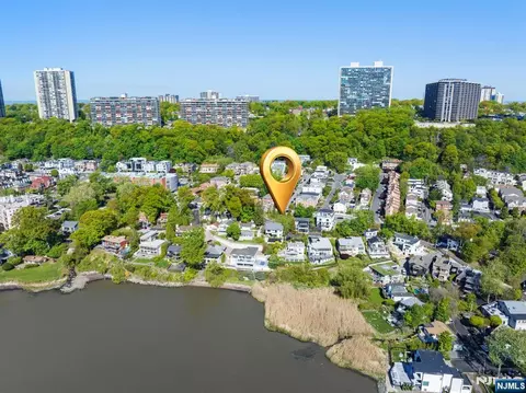 5 Vista Ln, Edgewater, NJ 07020