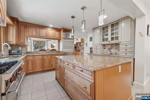 32-03 Norwood Dr, Fair Lawn, NJ 07410