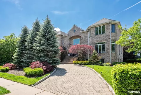 1115 Arcadian Way, Fort Lee, NJ 07024
