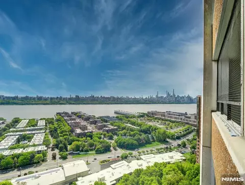 250 Gorge # 21B, Cliffside Park, NJ 07010