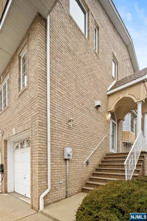 12 Liberty Ct, Secaucus, NJ 07094